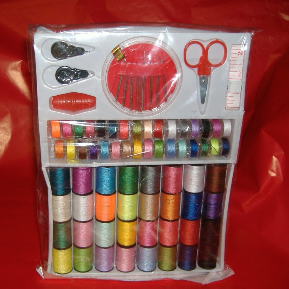 💛💛Brand New Complete Sewing Kit with bobbins💛💛